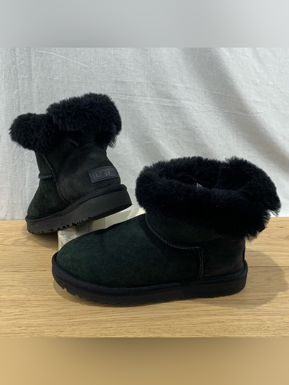 UGG Bailey Button Women’s Size 8 Black Suede Shearling Boots